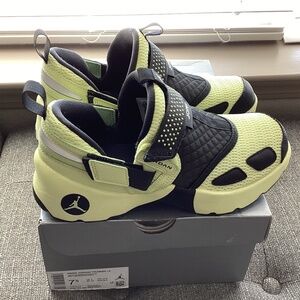Jordan Trunner LX Sneaker (Women) 7.5M